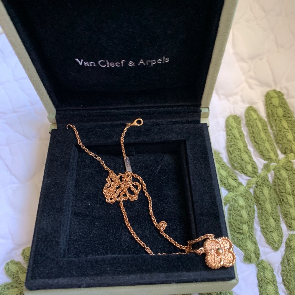 Beautiful Alhambra necklace in gold rose.
